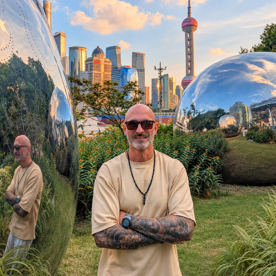 Cristian, la persona detrás de Flow Orbital, en un jardín de Shanghái.
